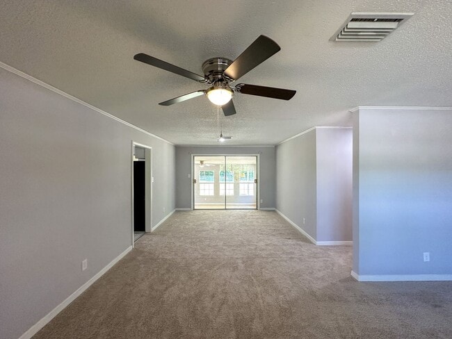Building Photo - 3 bedroom 2 bath home in central location!