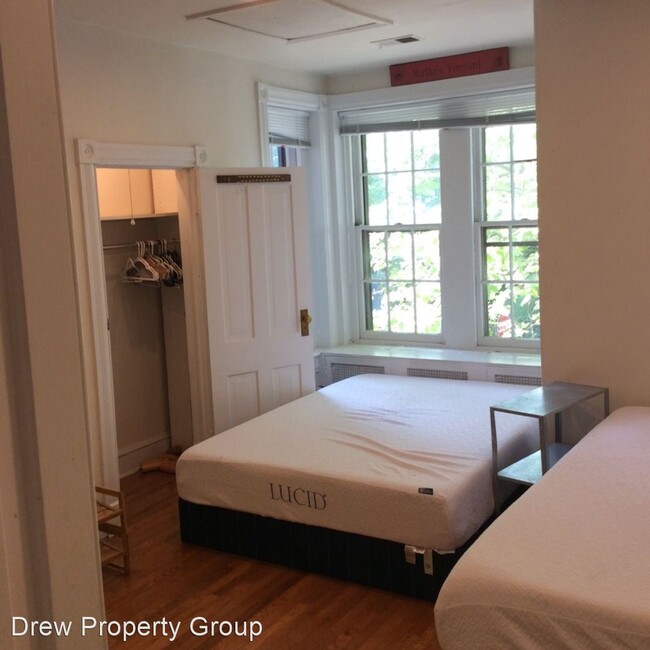 Foto del edificio - 6 br, 2 bath House - 3430 P Street NW.