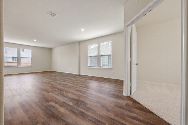 Foto del edificio - 4 Weeks Free!!! Like-New 4-Bedroom Home in Elley Lane with Game Room & Office