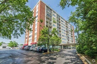 Building Photo - 2121 Nicholasville Rd