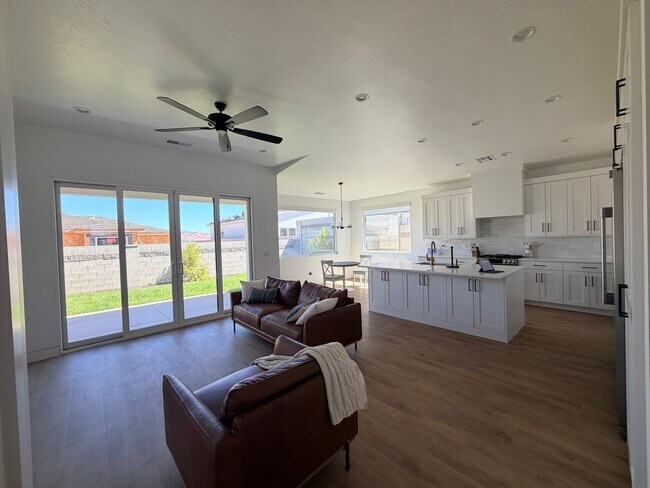 Building Photo - 3 Bedroom, 2 bath home.