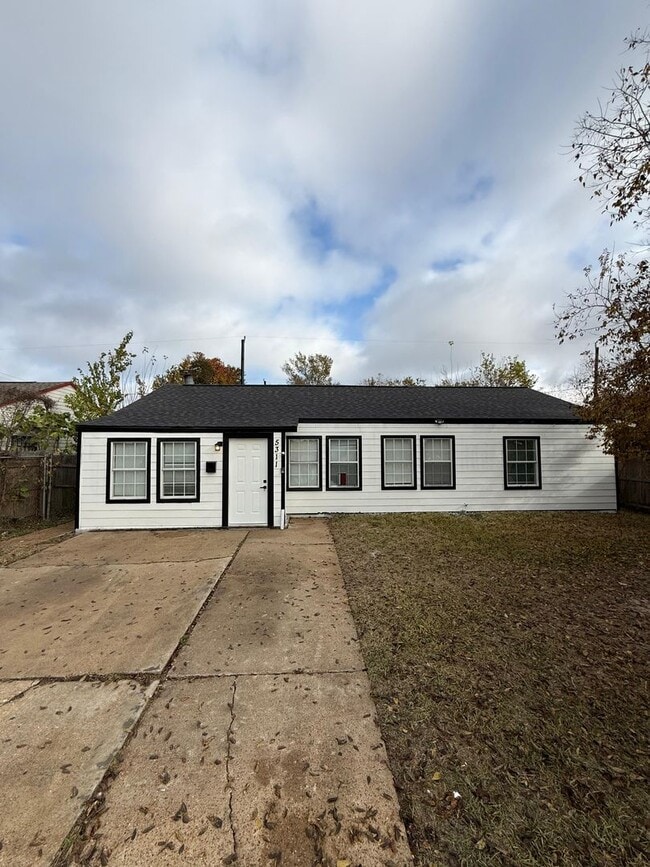 Building Photo - 5311 Lyndhurst Dr