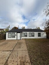 Building Photo - 5311 Lyndhurst Dr