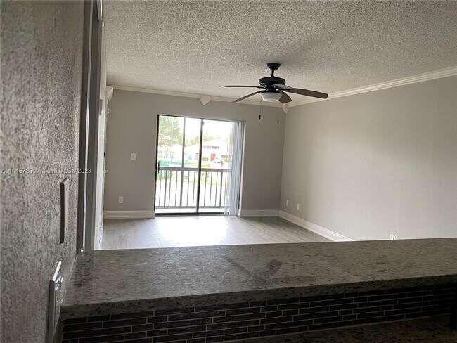 Building Photo - 5321 Summerlin Rd