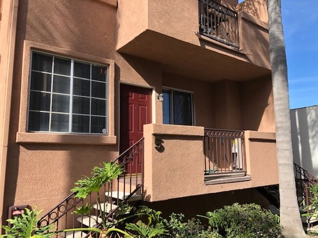 Foto del edificio - Beautiful 3 bedroom 2 bath Townhome across...