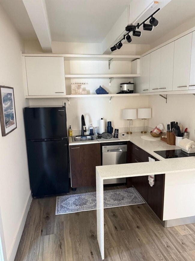 Building Photo - 1020 N Victoria Park Rd