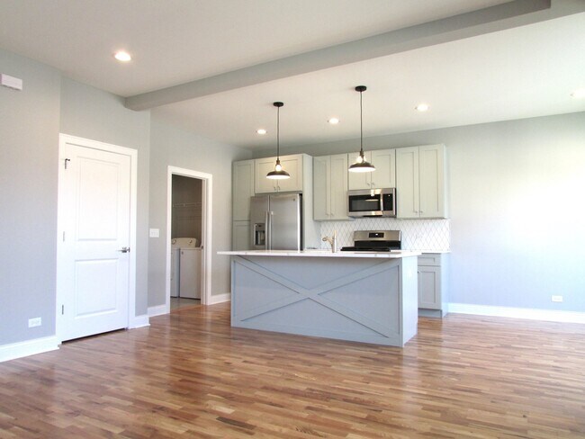 Building Photo - 994 Center Dr
