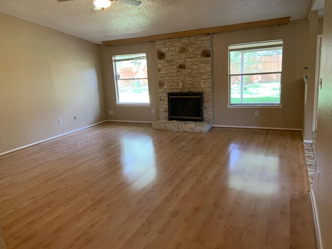 Foto del edificio - 4610 White Elm Dr