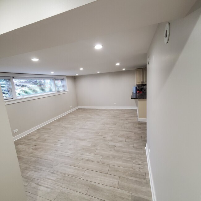Foto del edificio - 8044 N Oriole Ave