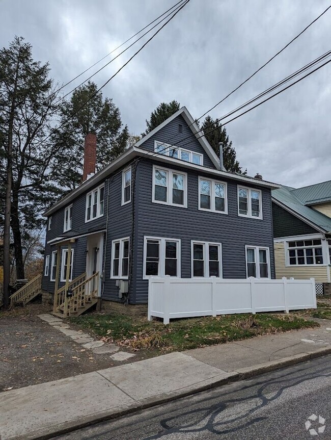 Building Photo - 548 Baldwin St