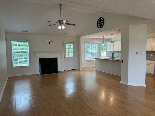 Building Photo - 4 Bedroom, 3 Bath with 2 Car Garage off Ho...