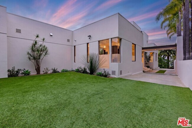 Foto del edificio - 9405 Sierra Mar Pl