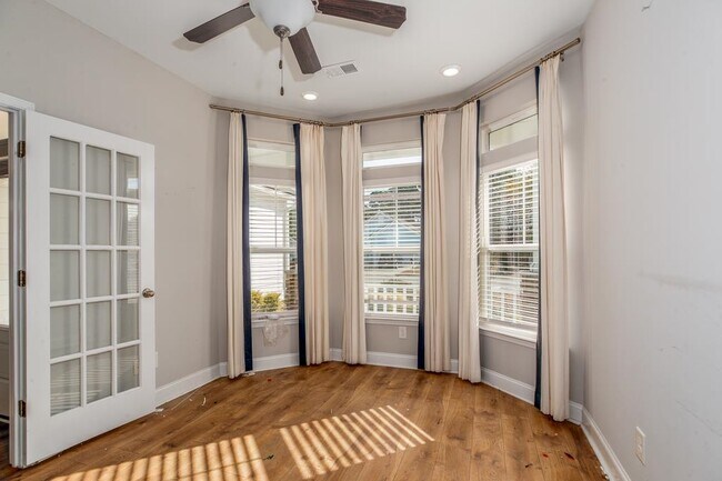 Foto del edificio - 1208 Ficus Dr