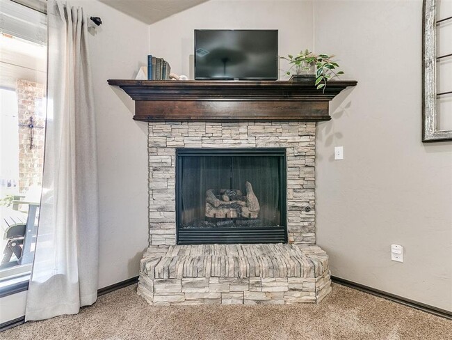 Building Photo - Welcome to this charming 3 bedroom, 2 bath...