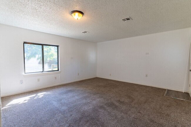 Building Photo - Charming 2-Bedroom Home with Fresh Updates...