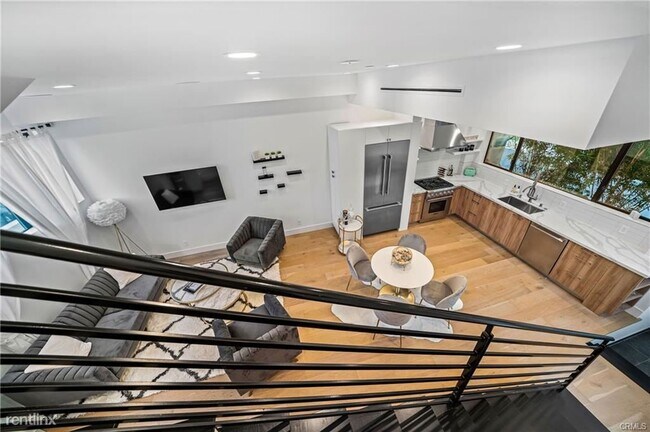 Building Photo - 3 br, 2.5 bath House - 1447 N Martel Ave