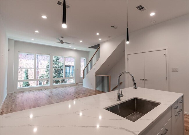 Foto del edificio - 5931 Ross Ave