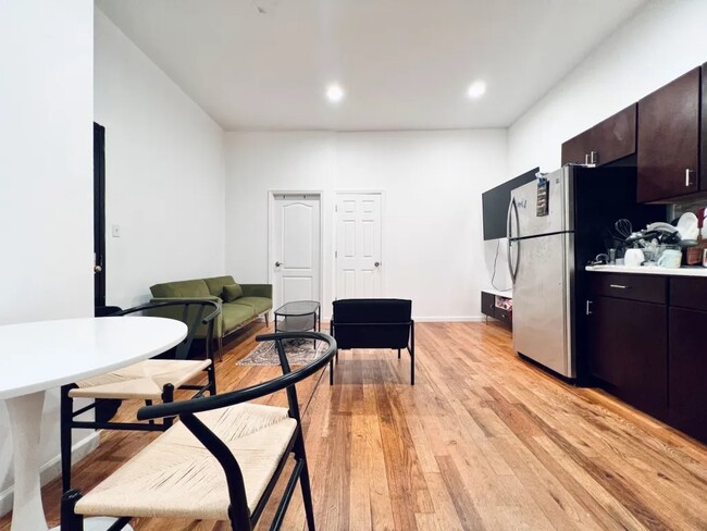 Building Photo - Furnished room/NOT APARTMENT