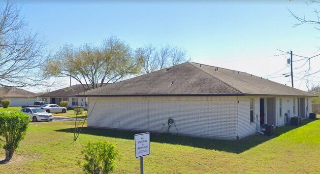 Building Photo - 402 Hinojosa Dr