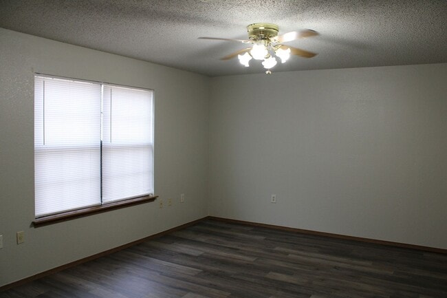 Building Photo - Newly Updated With Fresh Paint, Flooring & Countertops Throughout!