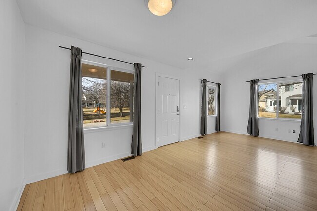 Foto del edificio - $2,295.95, 3-bed, 3-bath, located in Longmont with a washer and dryer and $300 off the first mont...