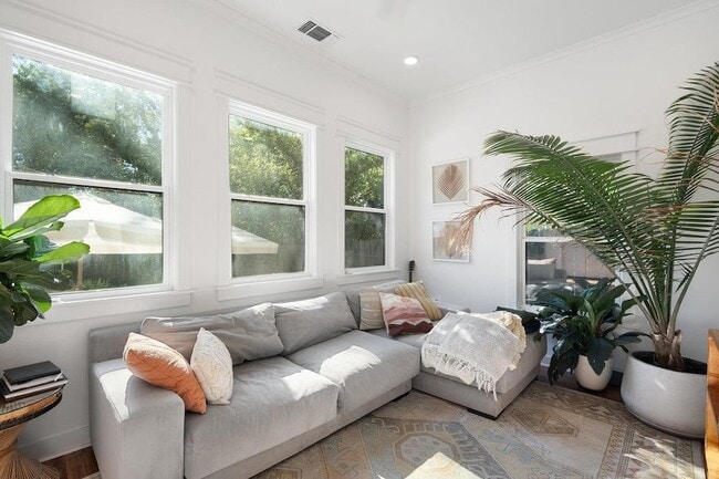 Building Photo - 4905 Duval St