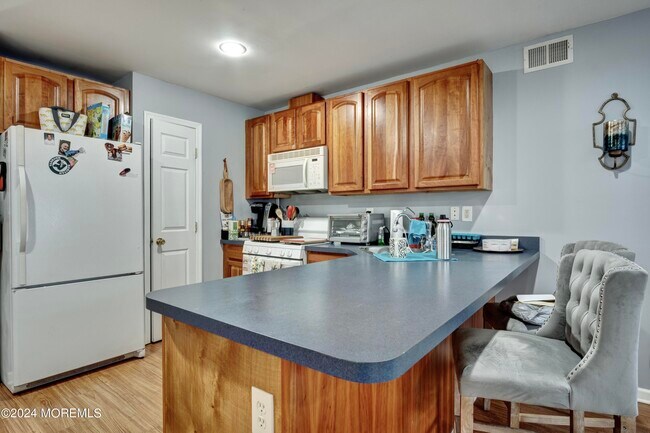 Building Photo - 590 Beachway Ave