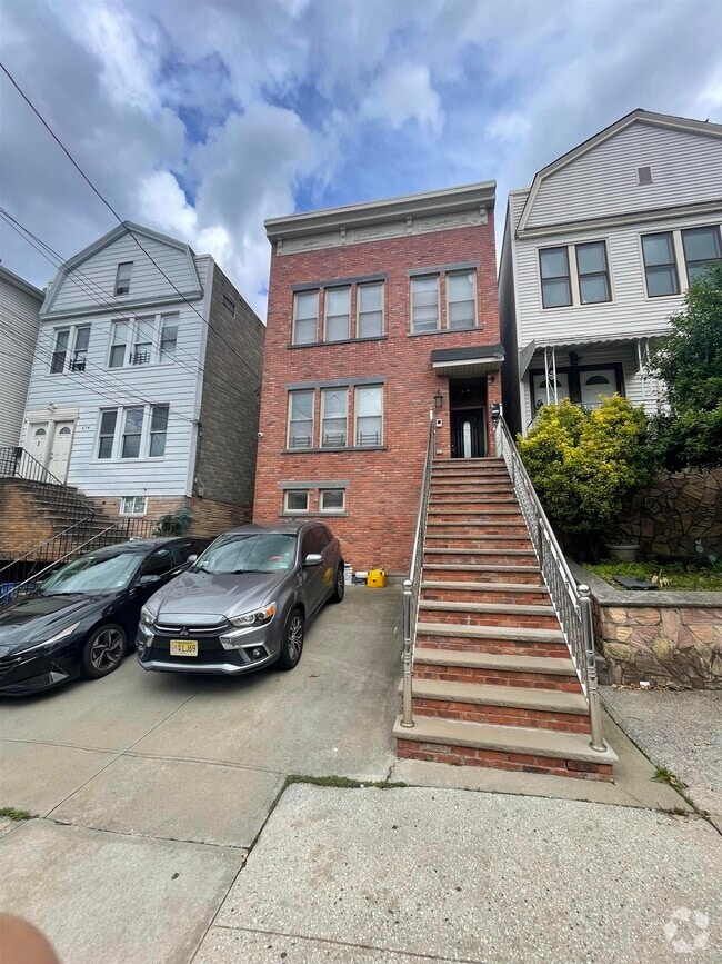 Building Photo - 572 Liberty Ave