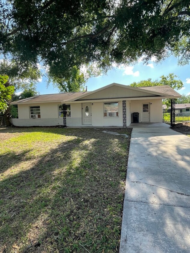 Foto principal - 4 Bed 1 Bath Home With Fenced Yard Pet Fri...