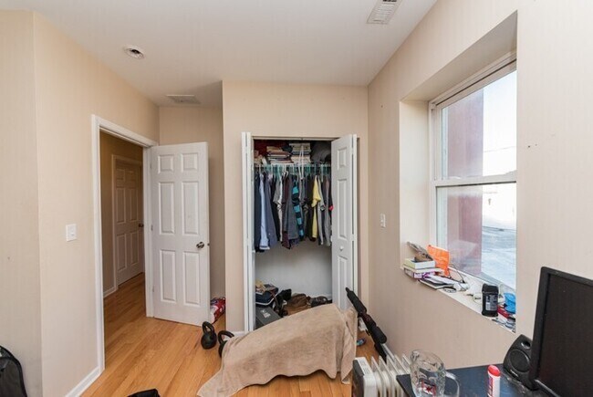 Foto del edificio - 3211 W Armitage Ave