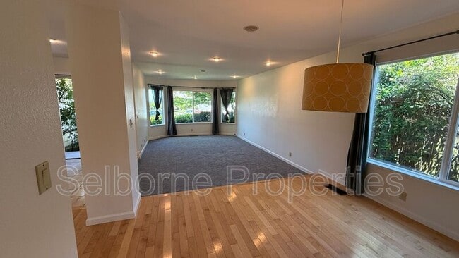 Building Photo - 6252 Ridgemont Dr