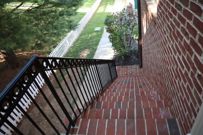 Building Photo - Premium Townhome in Kentlands Hill District