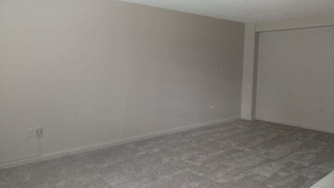 Spacious Living room - 11820 Edgewater Dr