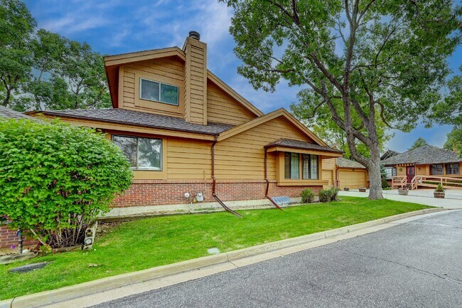 Foto del edificio - $2,495 2 Bed, 2 Bath Townhome in Aurora wi...