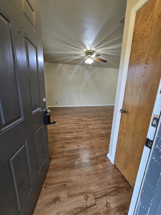Building Photo - 16044 Pawnee Dr