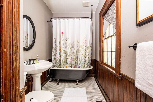 Building Photo - Charming 1 Bedroom Furnished Apartment - S...