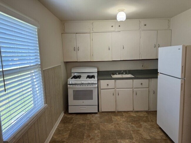 Foto del edificio - 2 bed, one bath in Norman with carport!