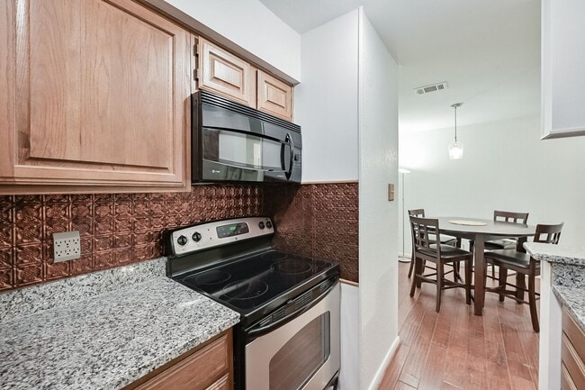 Photo - North Arlington Condo - 5 minutes to AT&T Stadium and Globe Life Field!
