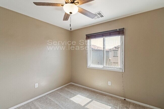 Building Photo - 860 S Huish Dr