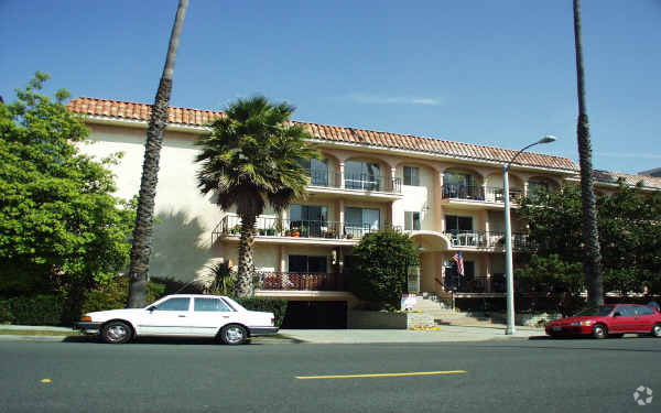 Building Photo - Huntington Villas