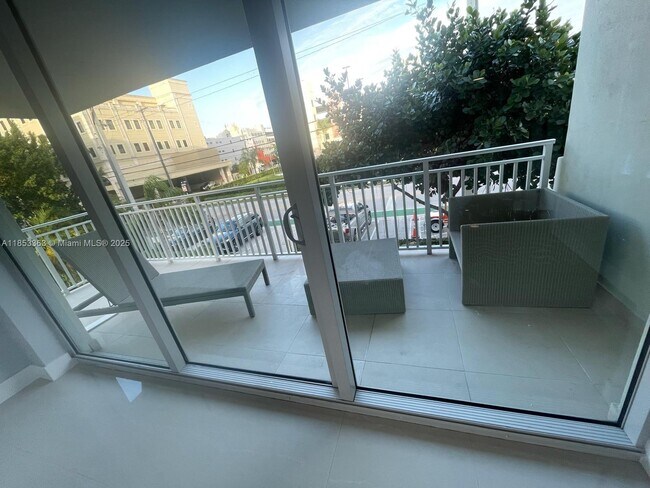 Foto del edificio - 9500 W Bay Harbor Dr