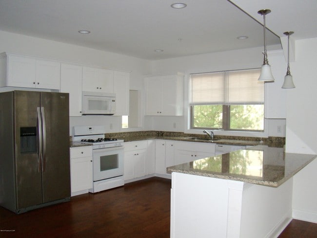 Building Photo - 6 Maple Leaf Dr