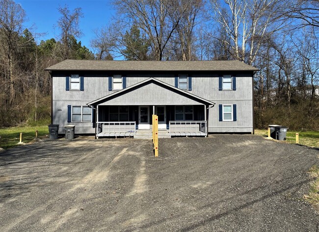 Building Photo - Townhouse style 4bed, 2bath duplex in Cul-...