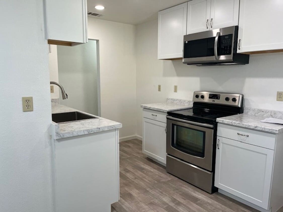 Building Photo - 6031 Carolina Cir