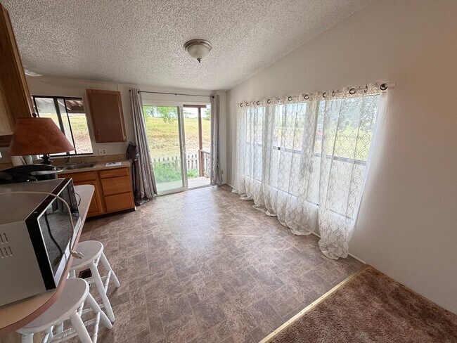 Foto del edificio - Secluded country home w/ 2-car garage