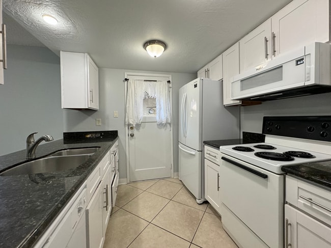 Building Photo - Centrally Located Two Bedroom Napa Condo