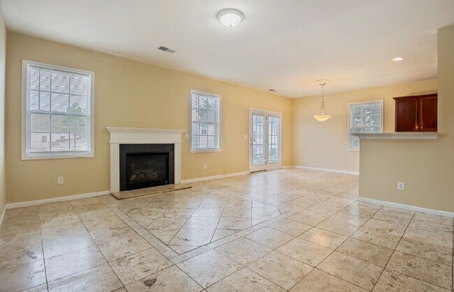 Building Photo - Spacious 4 bedroom, 2.5 bath Home Coming A...