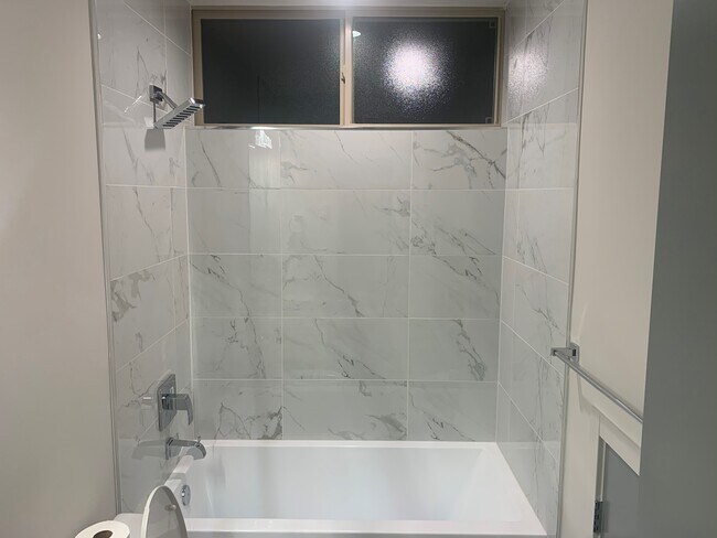 Private Bath Room - 1630 S Lane St