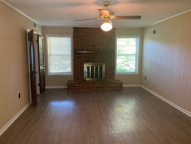 Building Photo - 3283 Bluemont Dr