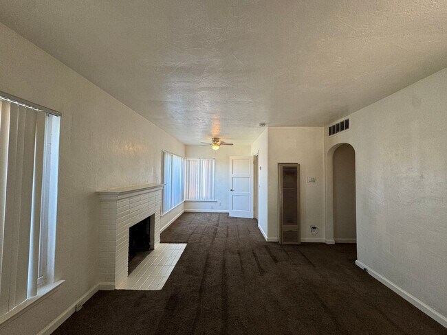 Foto del edificio - 3452 E Clinton Ave